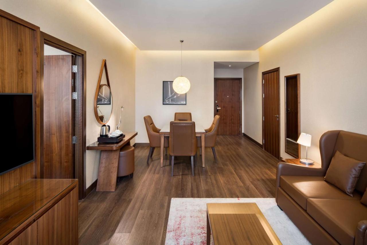 Radisson Blu Hotel, Canal View 5* Dubai