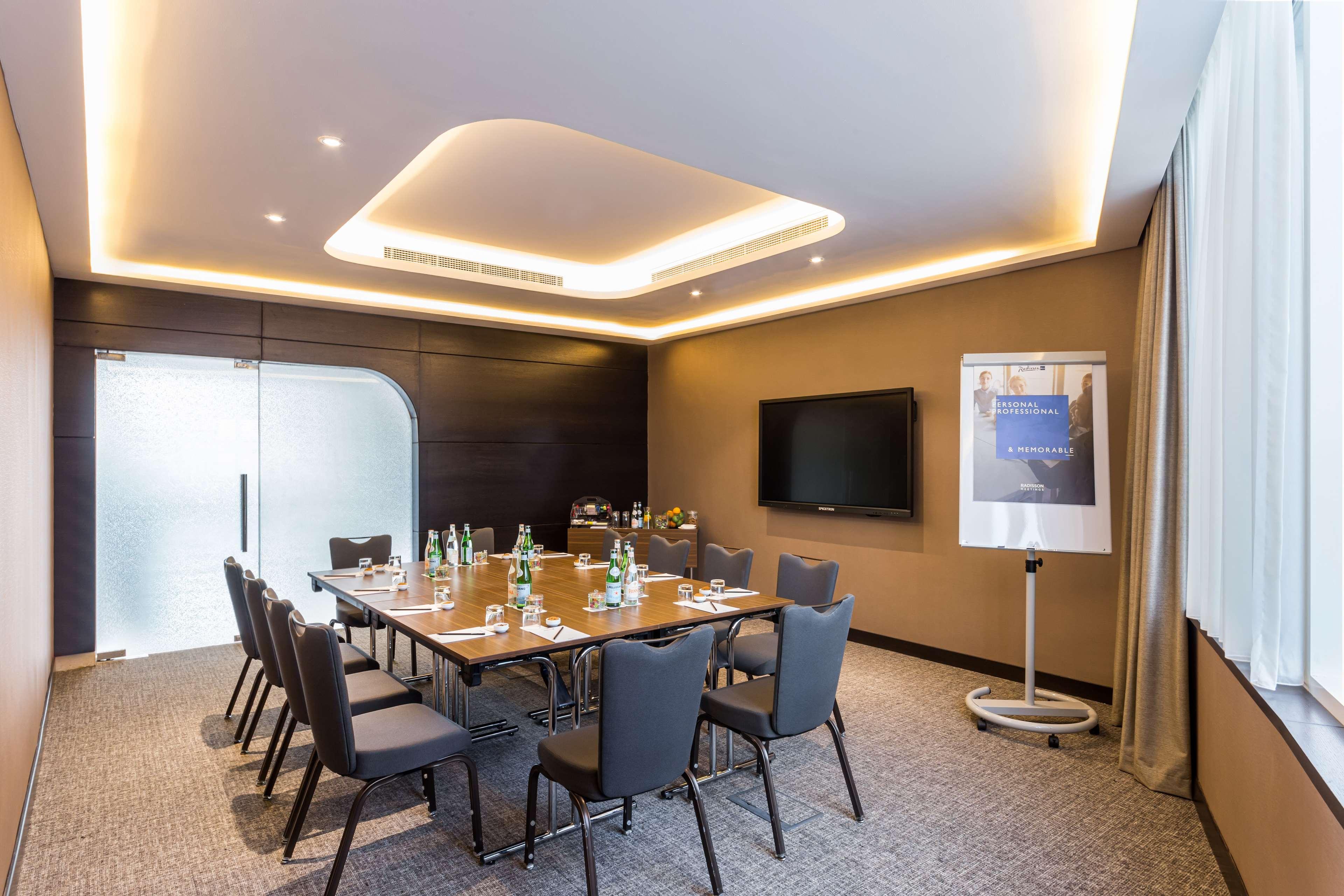 Radisson Blu Hotel, Canal View Hotel 5*